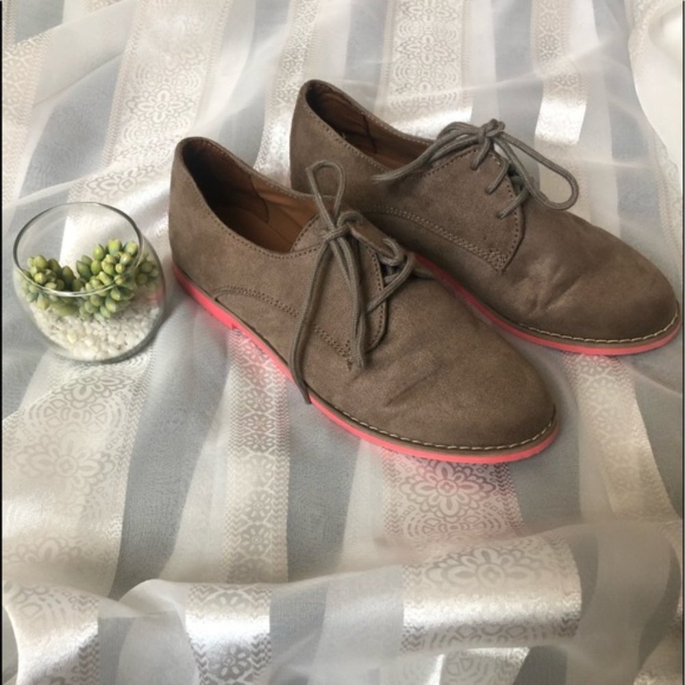 NWOT Cute Oxfords with Bright Pink Soles Sz 9